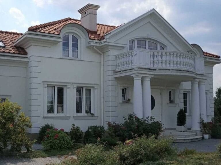 gzyms elewacyjny na zewnątrz domu